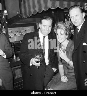 Kevin McClory, Filmproduzent, begleitet von Frau und Erbin Bobo Sigrist, High Court, London 3. Dezember 1963. Kevin McClory feiert mit einem Drink nach erfolgreich verklagt, englischer Schriftsteller Ian Fleming, Verlag Jonathan Cape Ltd. und Finanzier John Br Stockfoto