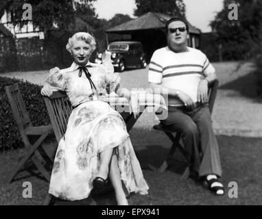 Ruth Ellis, die versucht wurde, verurteilt und gehängt wegen Mordes an ihrem geliebten David Blakely, hier mit Morris Conley, ca. 1953 fotografiert. Stockfoto