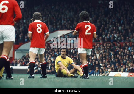 Englische League Division One Spiel im Old Trafford. Manchester United 0 V Arsenal 0. Arsenals George Graham auf dem Boden saßen. 26. August 1972. Stockfoto