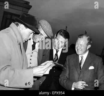 Kevin McClory, Filmproduzent, mit John Huston, Direktor, Desmond McClory und Noel Whitcomb, am Set von "Der junge und die Brücke", September 1959 film. Stockfoto