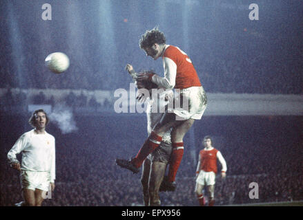 Englische League Division One Spiel in Highbury. Arsenal FC 3 V Manchester United 1. Arsenals Jeff Blockley springt Herausforderung George Graham für den Ball in der Luft. 6. Januar 1973. Stockfoto