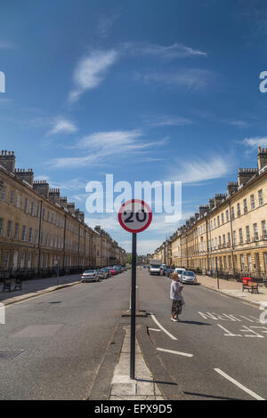 Zwanzig (20 MPH) Meile pro Stunde Geschwindigkeit Beschränkung Zeichen post zentral in der Straße am großen Pultney Street, Bath City, UK Stockfoto