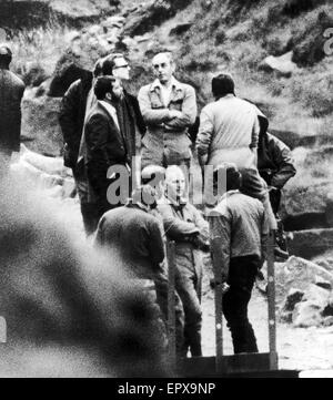 Ian Brady, gestand Kindermörder im Saddleworth Moor, wo er versuchte, lokalisiert die Torfmoor Gräber neu Opfer Keith Bennett und Pauline Reade, 4. Juli 1987.  Auch im Bild, Detective Chief Superintendent Peter Topping von Greater Manchester Stockfoto