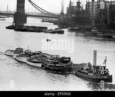 Kleine Boote, die aus Dünkirchen zu helfen bei der Rettung von gestrandeten BEF Kräfte zurück durchlaufen London auf dem Weg nach ihre Heimatstädte. 10. Juni 1940 Stockfoto