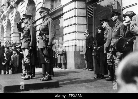 Die Prince Of Wales und General Haig, die hier zu sehen, wobei das salutieren auf den Stufen des Australia House, London während der ANZAC Day marschieren vorbei. 25. April 1919 Stockfoto