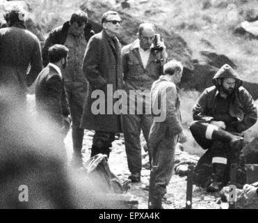 Ian Brady, gestand Kindermörder im Saddleworth Moor, wo er versuchte, lokalisiert die Torfmoor Gräber neu Opfer Keith Bennett und Pauline Reade, 4. Juli 1987.  Auch im Bild, Detective Chief Superintendent Peter Topping von Greater Manchester Stockfoto