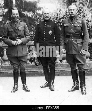 HM König George v., General Ferdinand Foch und Sir Douglas Haig auf der Balustrade Terrasse des General Haig Hauptquartier Beauquesne 12. August 1916 Stockfoto