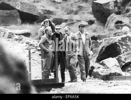 Ian Brady, gestand Kindermörder im Saddleworth Moor, wo er versuchte, lokalisiert die Torfmoor Gräber neu Opfer Keith Bennett und Pauline Reade, 4. Juli 1987.  Auch im Bild, Detective Chief Superintendent Peter Topping von Greater Manchester Stockfoto