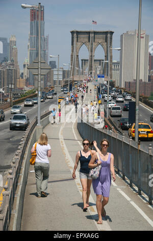 Blick auf Touristen und Verkehr auf der Brooklyn Bridge von der Manhattan-Seite, Juni 2010. Stockfoto