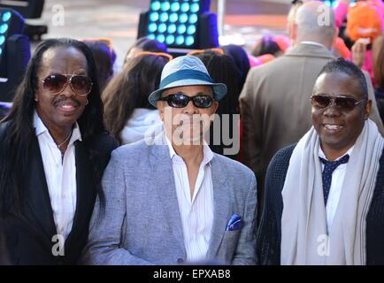 New York, NY, USA. 22. Mai 2015. Earth Wind & Fire: Verdine White, Ralph Johnson, Philip Bailey für NBC heute zeigen Konzertreihe mit Meghan Trainor, Rockefeller Plaza, New York, NY 22. Mai 2015 auf der Bühne. Bildnachweis: Derek Sturm/Everett Collection/Alamy Live-Nachrichten Stockfoto