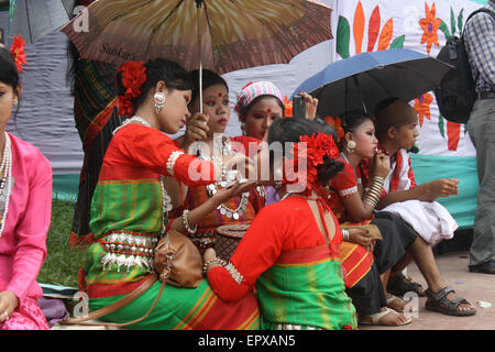 Bangladeshi indigene Völker mit dem traditionellen Kleid und Ornamente, wie sie die Welt Ureinwohner Tag feiern. Stockfoto