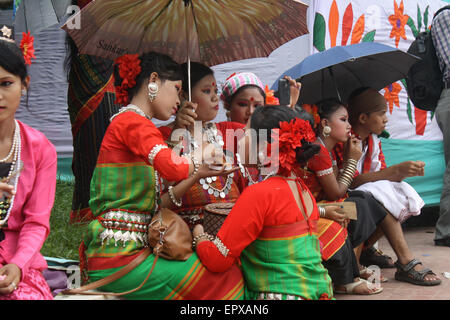 Bangladeshi indigene Völker mit dem traditionellen Kleid und Ornamente, wie sie die Welt Ureinwohner Tag feiern. Stockfoto