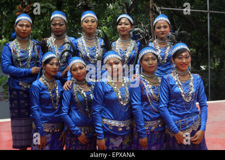 Bangladeshi indigene Völker mit dem traditionellen Kleid und Ornamente, wie sie die Welt Ureinwohner Tag feiern. Stockfoto