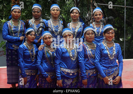 Bangladeshi indigene Völker mit dem traditionellen Kleid und Ornamente, wie sie die Welt Ureinwohner Tag feiern. Stockfoto