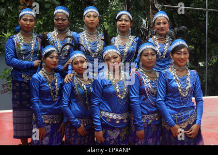 Bangladeshi indigene Völker mit dem traditionellen Kleid und Ornamente, wie sie die Welt Ureinwohner Tag feiern. Stockfoto