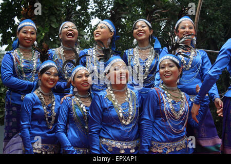 Bangladeshi indigene Völker mit dem traditionellen Kleid und Ornamente, wie sie die Welt Ureinwohner Tag feiern. Stockfoto