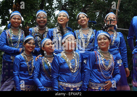 Bangladeshi indigene Völker mit dem traditionellen Kleid und Ornamente, wie sie die Welt Ureinwohner Tag feiern. Stockfoto