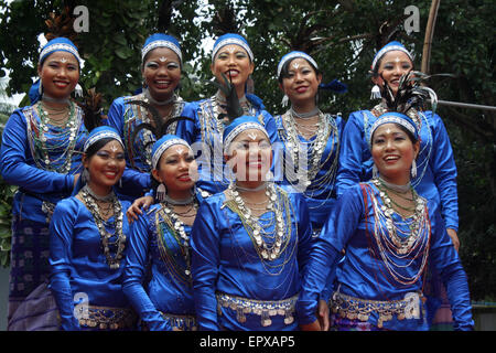 Bangladeshi indigene Völker mit dem traditionellen Kleid und Ornamente, wie sie die Welt Ureinwohner Tag feiern. Stockfoto