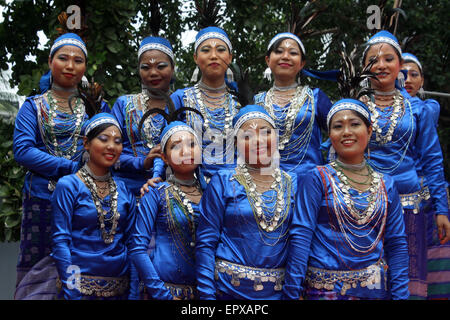 Bangladeshi indigene Völker mit dem traditionellen Kleid und Ornamente, wie sie die Welt Ureinwohner Tag feiern. Stockfoto