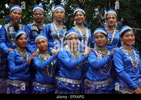 Bangladeshi indigene Völker mit dem traditionellen Kleid und Ornamente, wie sie die Welt Ureinwohner Tag feiern. Stockfoto