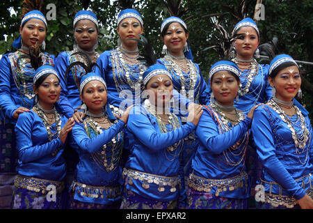 Bangladeshi indigene Völker mit dem traditionellen Kleid und Ornamente, wie sie die Welt Ureinwohner Tag feiern. Stockfoto