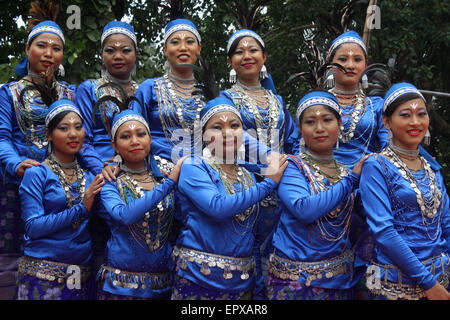 Bangladeshi indigene Völker mit dem traditionellen Kleid und Ornamente, wie sie die Welt Ureinwohner Tag feiern. Stockfoto