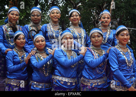 Bangladeshi indigene Völker mit dem traditionellen Kleid und Ornamente, wie sie die Welt Ureinwohner Tag feiern. Stockfoto