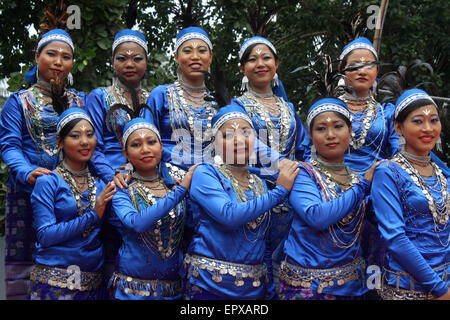 Bangladeshi indigene Völker mit dem traditionellen Kleid und Ornamente, wie sie die Welt Ureinwohner Tag feiern. Stockfoto