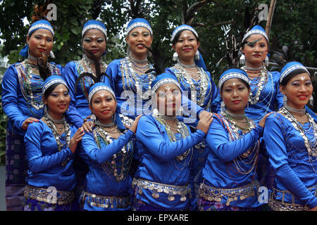 Bangladeshi indigene Völker mit dem traditionellen Kleid und Ornamente, wie sie die Welt Ureinwohner Tag feiern. Stockfoto