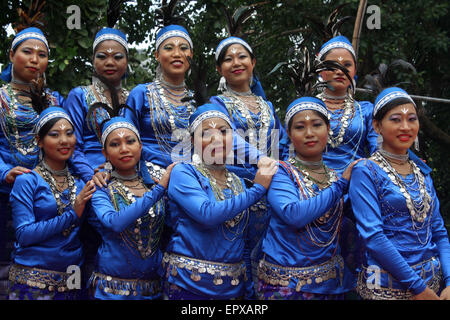 Bangladeshi indigene Völker mit dem traditionellen Kleid und Ornamente, wie sie die Welt Ureinwohner Tag feiern. Stockfoto
