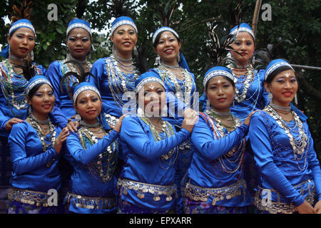 Bangladeshi indigene Völker mit dem traditionellen Kleid und Ornamente, wie sie die Welt Ureinwohner Tag feiern. Stockfoto