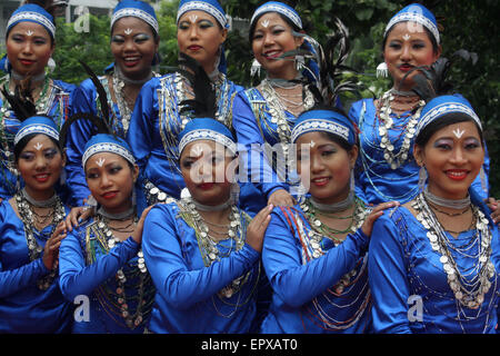 Bangladeshi indigene Völker mit dem traditionellen Kleid und Ornamente, wie sie die Welt Ureinwohner Tag feiern. Stockfoto