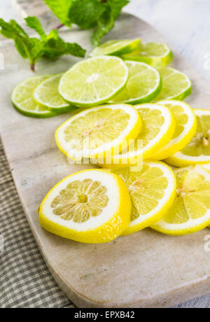 In Scheiben geschnittenen frischen Bio-Obst bereit, aufgegossene Wasser. Stockfoto