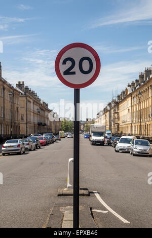 Zwanzig (20 MPH) Meile pro Stunde Geschwindigkeit Beschränkung Zeichen post zentral in der Straße am großen Pultney Street, Bath City, UK Stockfoto