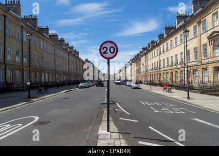 Zwanzig (20 MPH) Meile pro Stunde Geschwindigkeit Beschränkung Zeichen post zentral in der Straße am großen Pultney Street, Bath City, UK Stockfoto