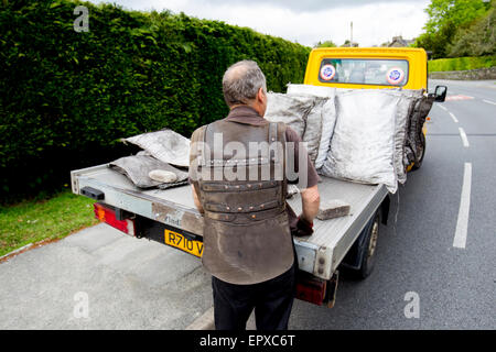 traditionelle Kohle Mann Lieferung offene Säcke Kohle aus LKW Stockfoto