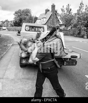 traditionelle Kohle Mann Lieferung offene Säcke Kohle aus LKW Stockfoto