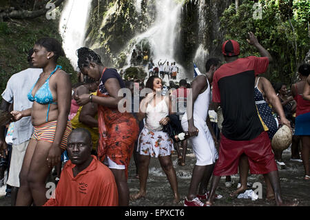 Voodoo-Festival in Saut d ' eau, Haiti. Jedes Jahr im Juli Tausende Haitianer richten sich an Saut d ' eau, ein Wasserfall liegt 60 km nördlich Stockfoto