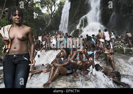 Voodoo-Festival in Saut d ' eau, Haiti. In der Nähe der Fälle Männer und Frauen verkaufen Kerzen, blaue und weiße Schnürsenkel repräsentieren die Loas und Stockfoto