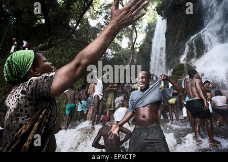 Voodoo-Festival in Saut d ' eau, Haiti. In der Nähe der Fälle Männer und Frauen verkaufen Kerzen, blaue und weiße Schnürsenkel repräsentieren die Loas und Stockfoto