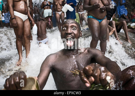 Voodoo-Festival in Saut d ' eau, Haiti. Ein Mann in Trance in einem der Pools Saut d ' Eau. Voodoo-Festival Saut d ' Eau feiern Stockfoto