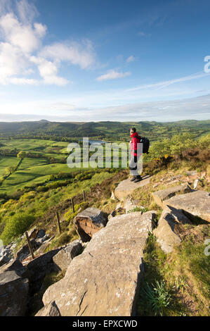 Ein Blick in Macclesfield Wald mit Ridgegate Reservoir und Shutlingsloe von Teggs Nase Country Park, Cheshi Walker Stockfoto