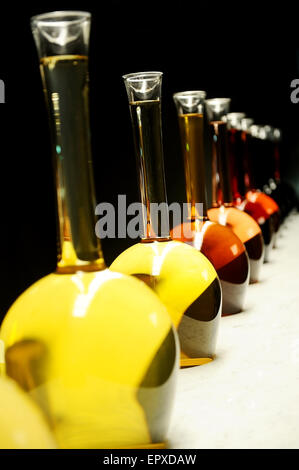 Verschiedene Farben und Arten von Wein in großen Spezialflaschen auf schwarzem Hintergrund Stockfoto