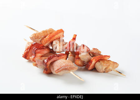 Zwei Schweinefleisch und Speck-Spieße - Studio gedreht Stockfoto