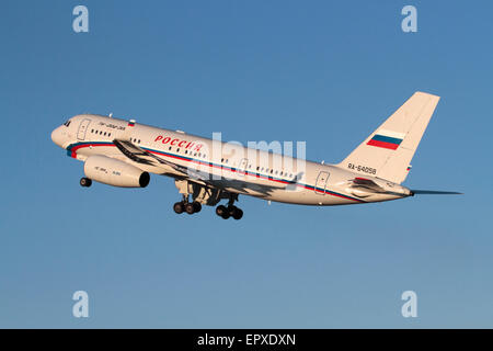 Tupolew Tu-204-300 Flugzeug betrieben als VIP Transport von der russischen staatlichen Transport Gesellschaft ausziehen bei Sonnenuntergang Stockfoto