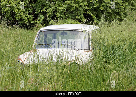 verlassene alte Auto im Hof Stockfoto