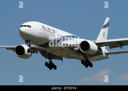 Der Zivilluftfahrt. El Al Israel Airlines Boeing 777-200ER widebody airliner Ansatz. Closeup Vorderansicht. Stockfoto