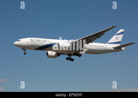 Kommerzielle Luftfahrt. El Al Israel Airlines Boeing 777-200ER Verkehrsflugzeug auf Ansatz Stockfoto