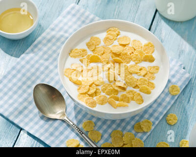 Cornflakes, Müsli und Milch. Frühstück am Morgen. Stockfoto