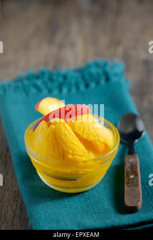 Nahaufnahme einer Schale der Mango-Sorbet auf alten Tisch Stockfoto